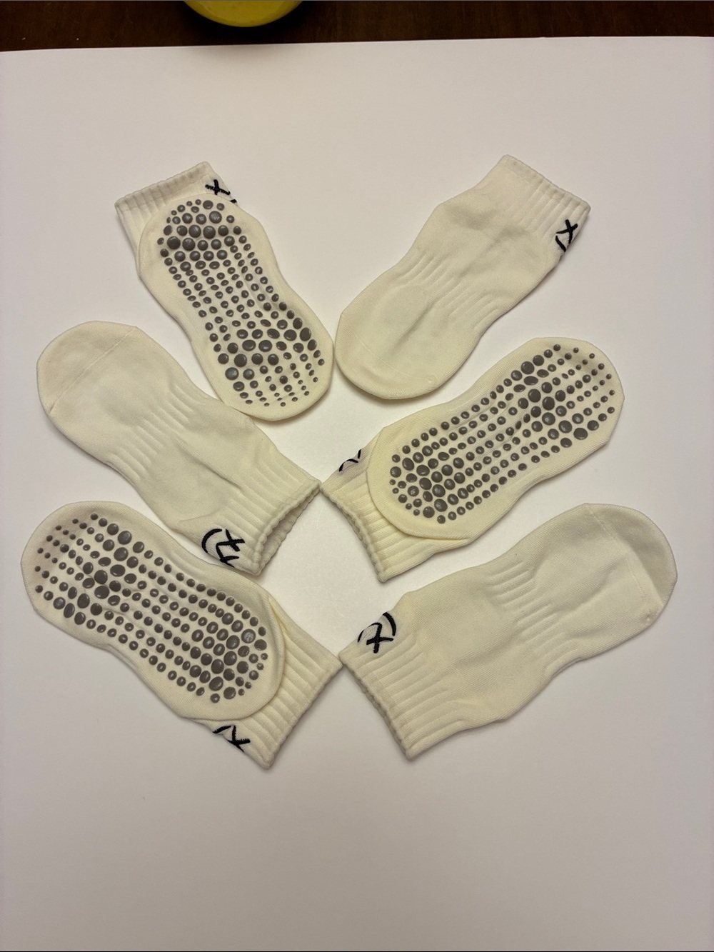 Yoga/Pilates/Ballet/Dance ankle socks with non-slip silicone grips.